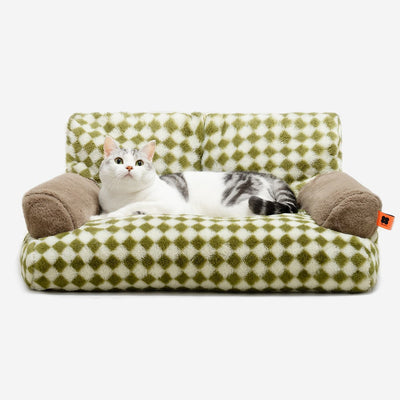Groen geruite kattensofa van pluche met bruine armleuningen en een grijs-witte kat