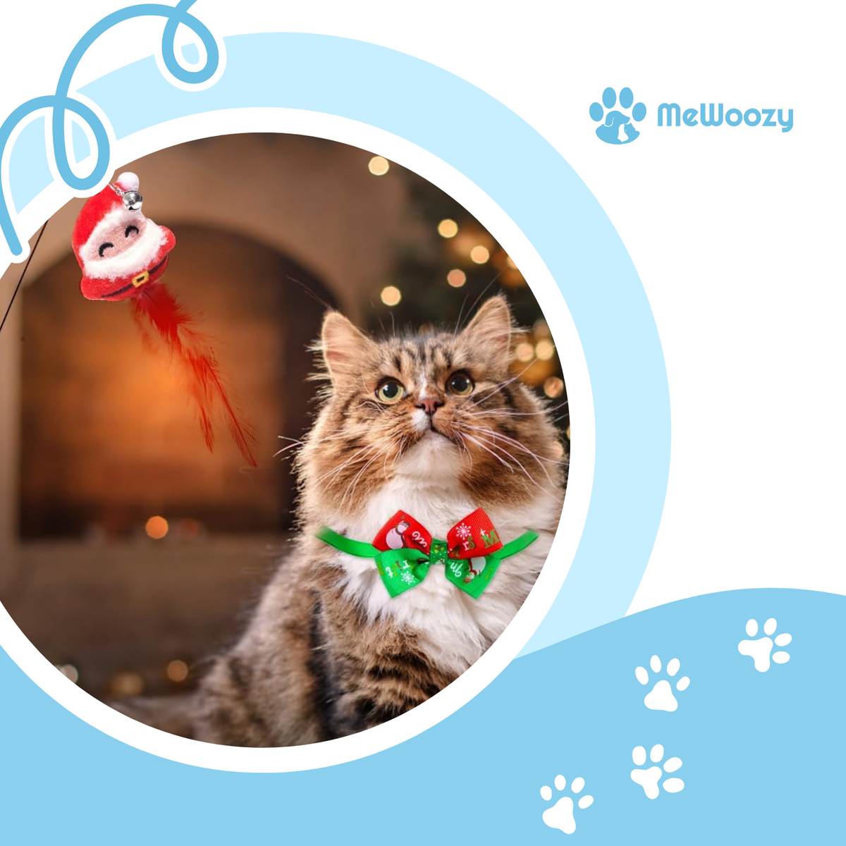 Cyperse kat met groen-rood strikje kijkt naar kerstman aan hengel bij haard