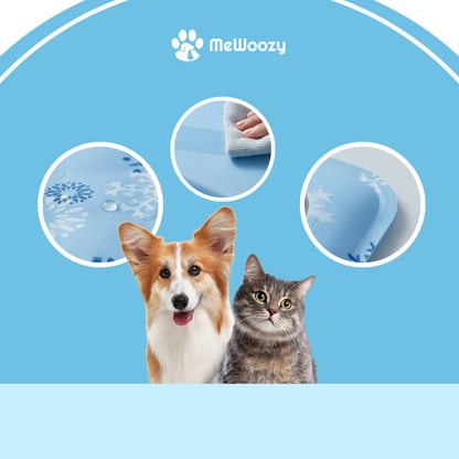 Corgi en grijze kat voor close-ups van het oppervlak en de rand van de koelmat