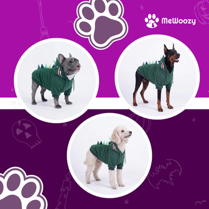 Franse bulldog, dobermann en witte poedel in de groene dinohoodie