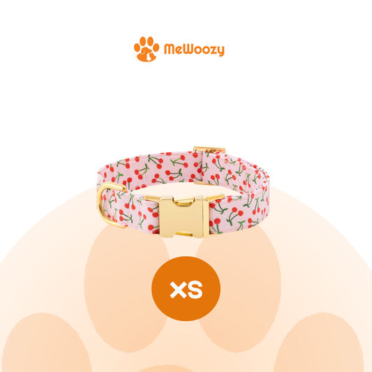 De halsband met kersenprint in maat XS, voor nek 8 tot 11 inch