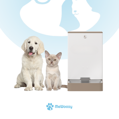 Golden retriever puppy en kitten zitten naast de witte voerautomaat