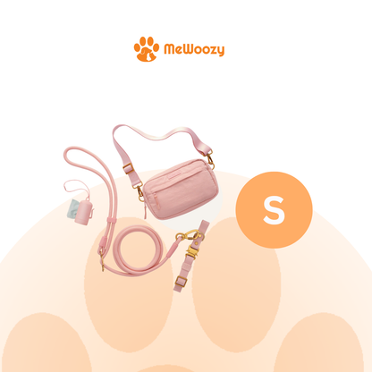 De roze wandelset met tas, lijn, halsband en zakjeshouder, getoond in maat S