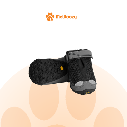 Twee zwarte hondenschoenen met Vibram-gripzool en klittenbandsluiting, zool zichtbaar