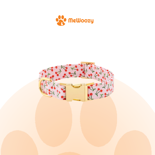 Roze katoenen hondenhalsband met kersenprint en goudkleurige metalen sluiting