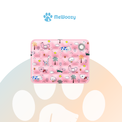 Roze koelmat met vrolijke print van koeien, giraffen, kippen en bomen