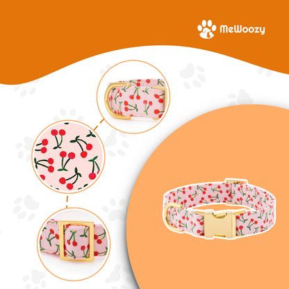 Close-ups van de halsband: D-ring, kersenprint op roze stof en verstelgesp