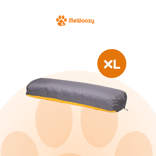 Het grijze kussen met gele onderkant in maat XL