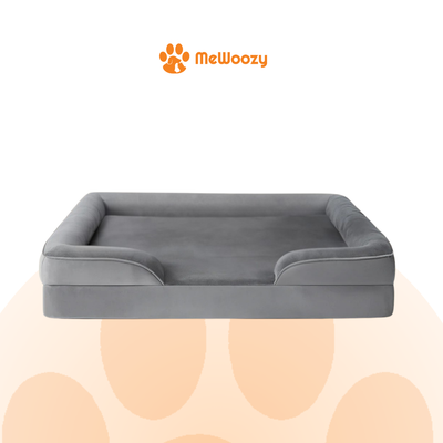 Grijs orthopedisch hondenbed in sofavorm met opstaande randen op witte achtergrond