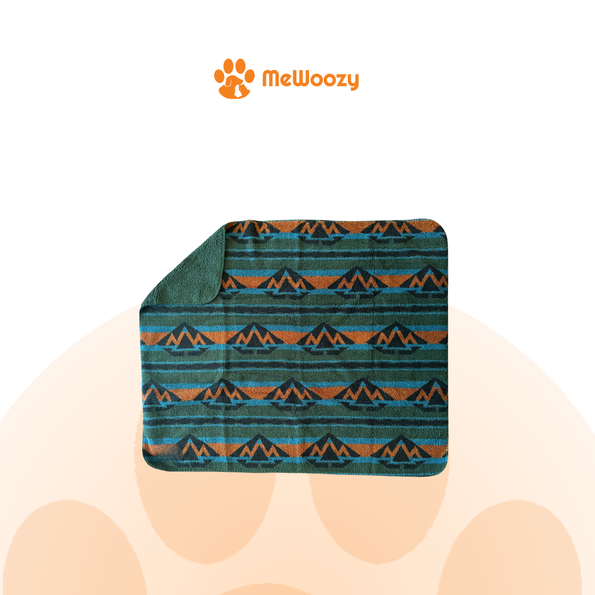 De hondendeken in Olive met groen, oranje en blauw bergmotief en groene fleece achterkant