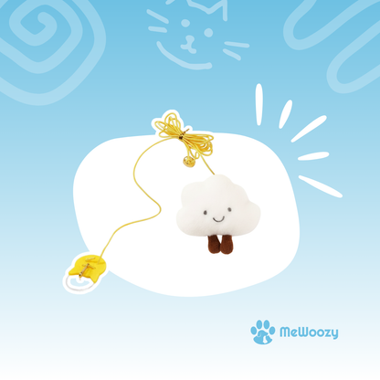 Het hangspeeltje als witte pluche wolk met bruine pootjes en belletje
