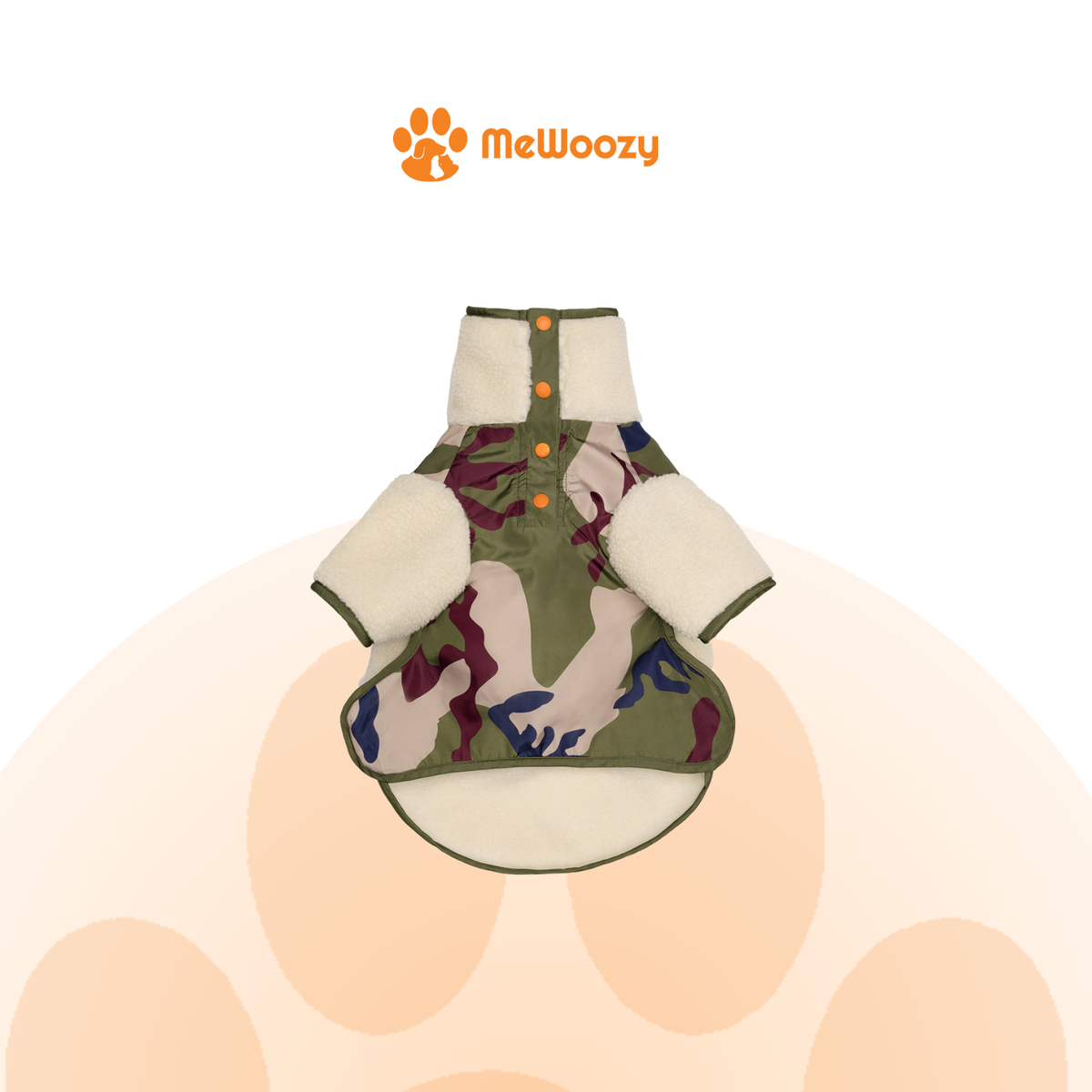 Fleecejas voor honden met camouflageprint, crème teddymouwen en oranje drukknopen