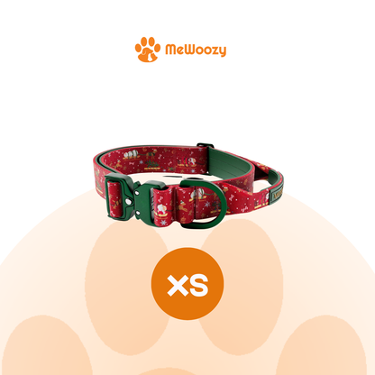 De halsband met kerstprint en groene gesp in maat XS