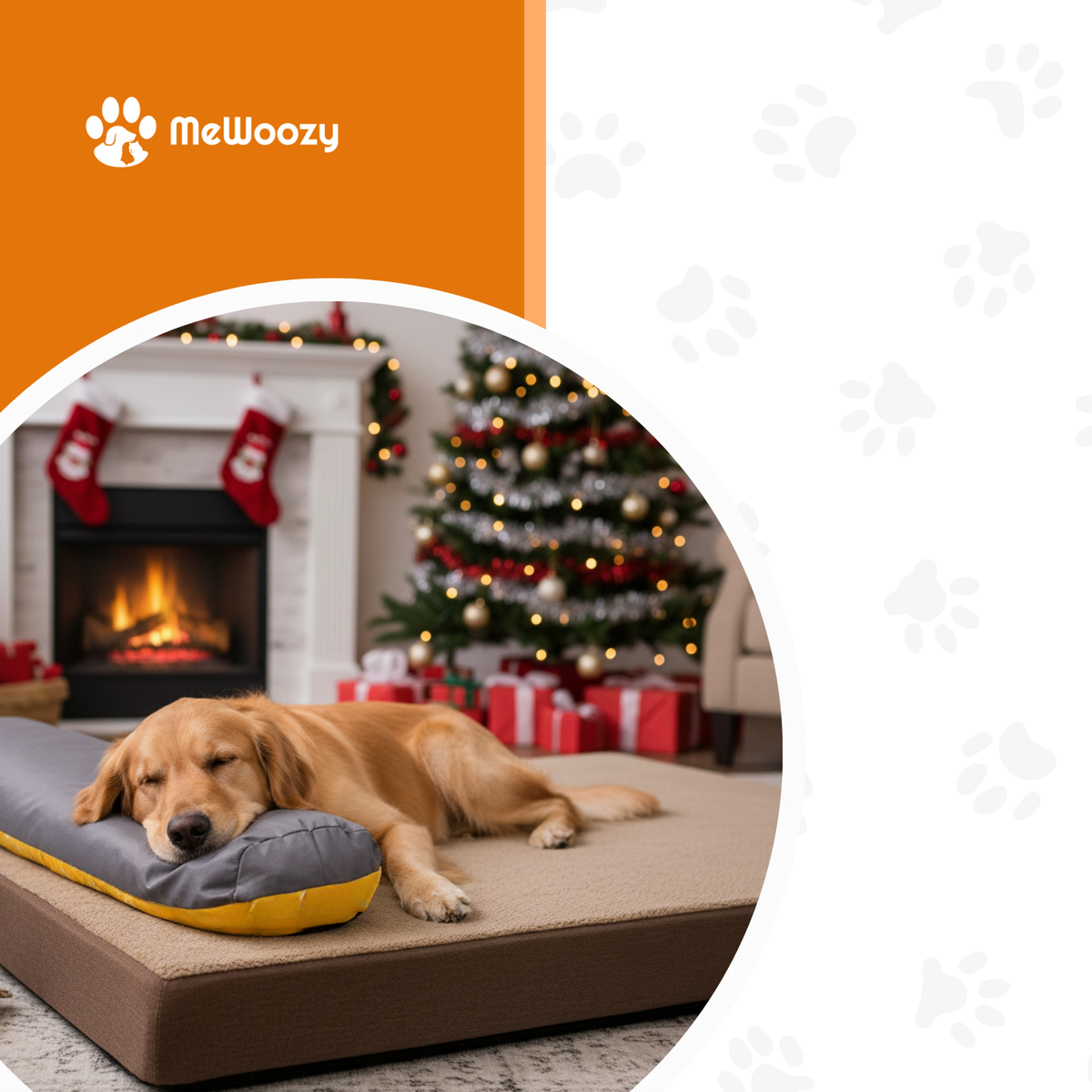 Golden retriever slaapt op het kussen bij open haard en kerstboom