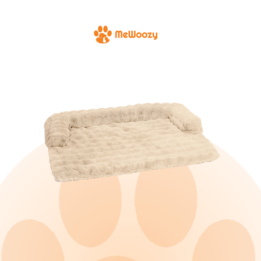 Beige pluche bankbeschermer met zachte rand op een witte achtergrond