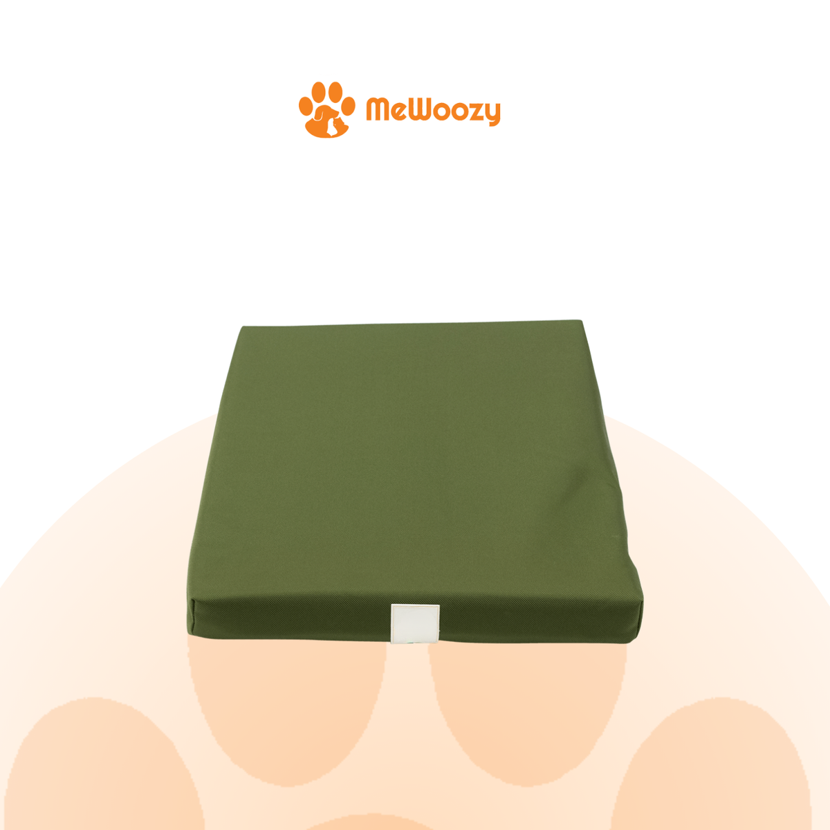 Het hondenbed in olijfgroen, vlak rechthoekig matras op lichte achtergrond