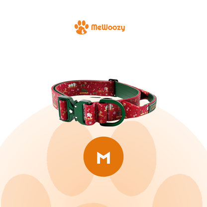 De halsband met kerstmotief en groene D-ring in maat M