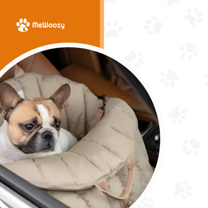 Franse bulldog ligt in de beige draagtas op een autostoel
