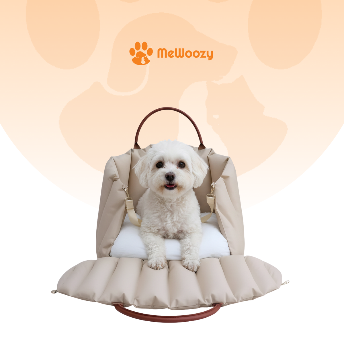 Witte maltezer zit op het witte kussen van de opengevouwen draagtas