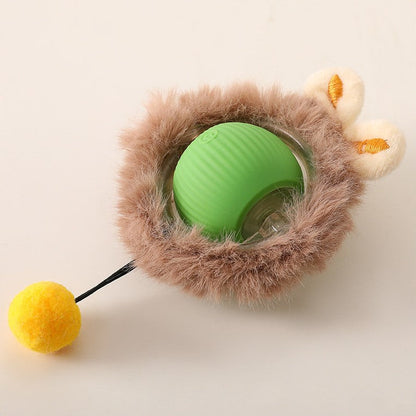 Groene bal in bruine pluche hoes met witte oortjes en gele pompon