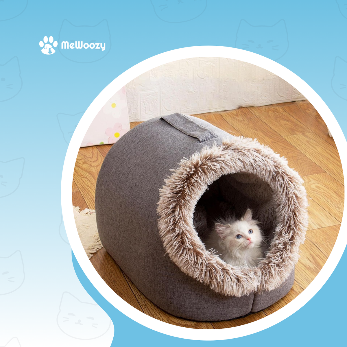 Wit pluizig kitten kijkt uit de ingang van het grijze kattenhol