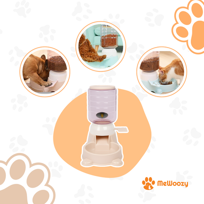 Abrikooskleurige voerdispenser met kleine foto's van een hond en katten die eten