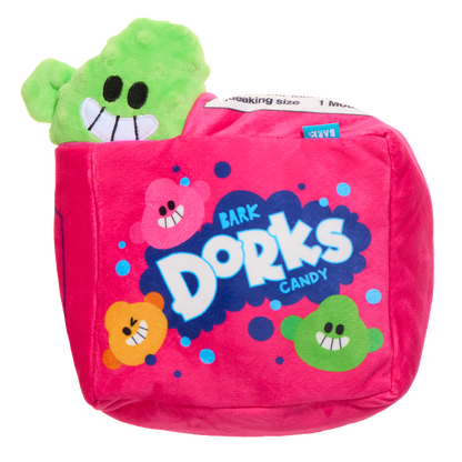 Close-up van de roze snoepdoos met een groen snoepje erin