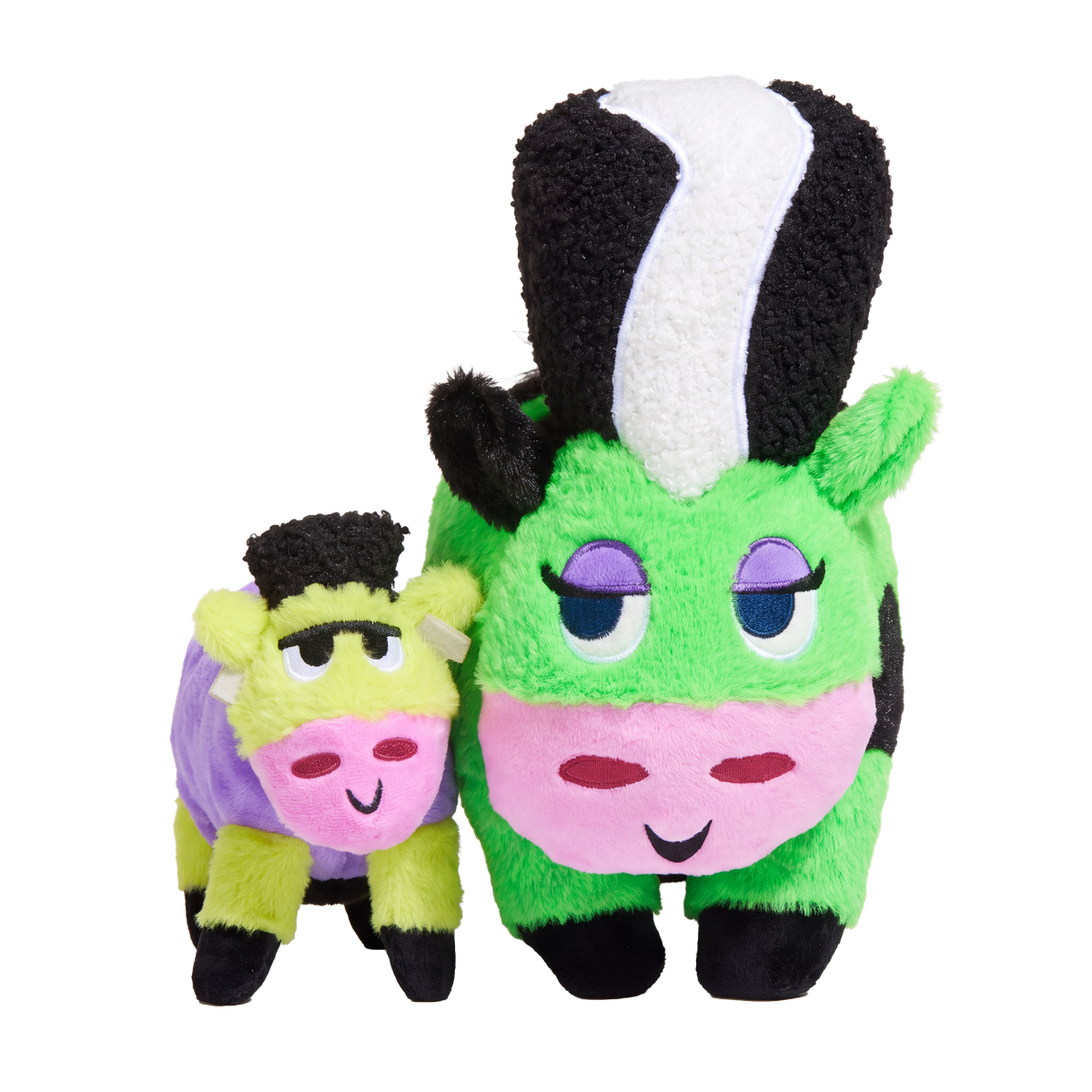 Groene pluche koeknuffel met zwart-witte kuif naast kleine paarse koeknuffel