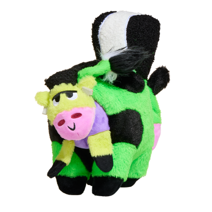 Kleine paarse koe zit vast aan de zijkant van de groene knuffel