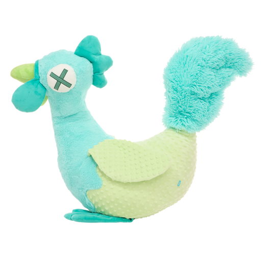 Zijaanzicht van de pluche kip in turquoise en lichtgroen met pluizige staart