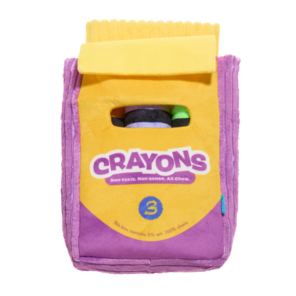 Gesloten pluche krijtjesdoos met opschrift Crayons en gele klep, vooraanzicht
