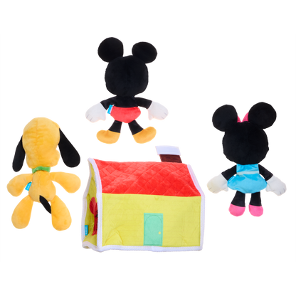 Achterkant van de drie knuffels en het gele huisje met rood dak