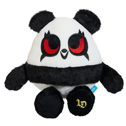 Zittende pandaknuffel met geborduurd goudkleurig logo op een van de voetjes