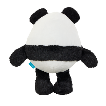 Achterkant van de pandaknuffel in zwart en wit pluche met blauw labeltje
