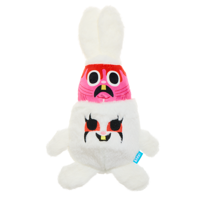 Het hondenspeelgoed in elkaar geschoven met roze binnenknuffel en witte oren