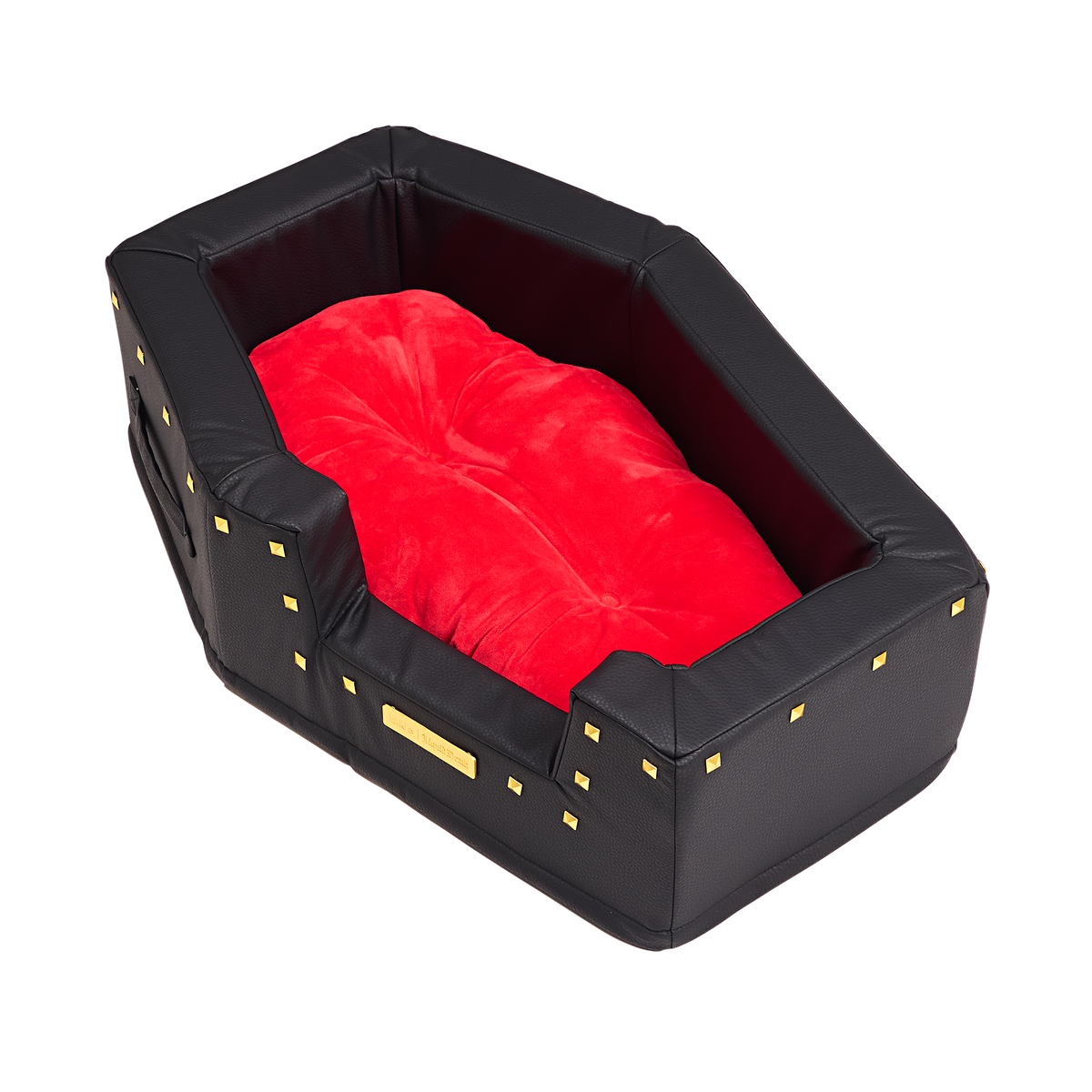 Lege hondenmand van boven schuin gezien met zacht rood kussen en goudkleurige studs