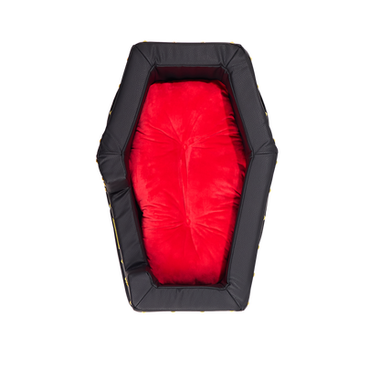 Bovenaanzicht van het doodskistvormige hondenbed met rood fluwelen kussen