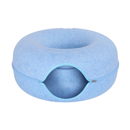 Lichtblauwe vilten kattenmand in donutvorm met blauwe rits rondom
