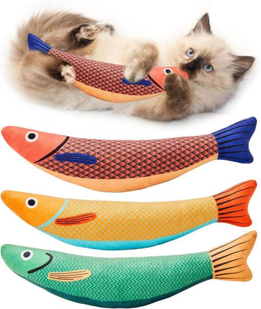 Set van drie stoffen kattenkruidvissen in rood, oranje en groen met spelende kitten