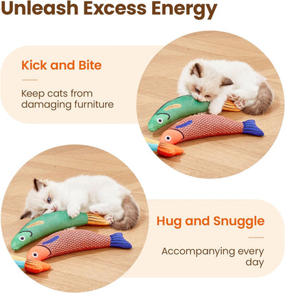 Kitten bijt en knuffelt groene en rode vis, uitleg over energie kwijtraken