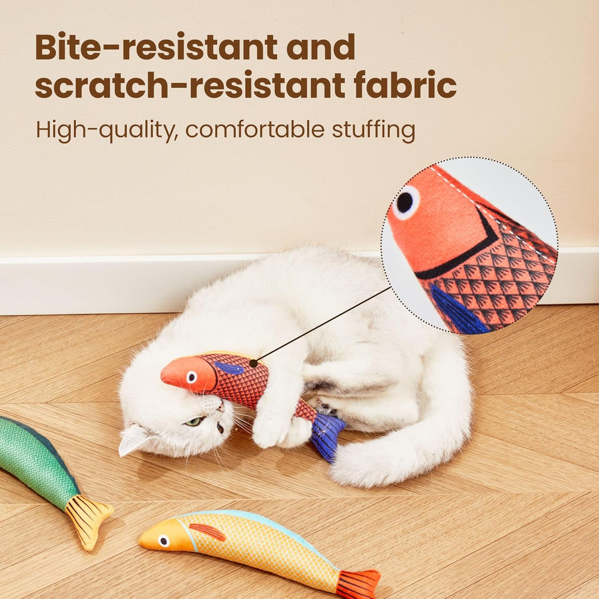 Witte kat klemt rode vis vast, close-up van de stevige stof met schubbenprint