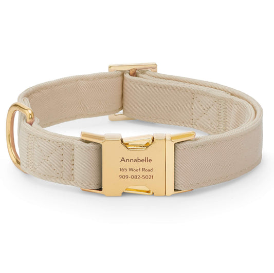 Beige katoenen hondenhalsband met goudkleurige klikgesp met gegraveerde naam en adres