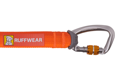 Close-up van de zilveren karabijnhaak met oranje schroefsluiting aan de oranje lijn