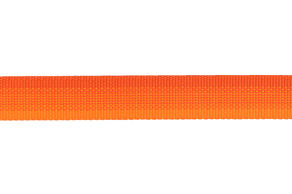 Detail van het oranje geweven webbing van de lange lijn