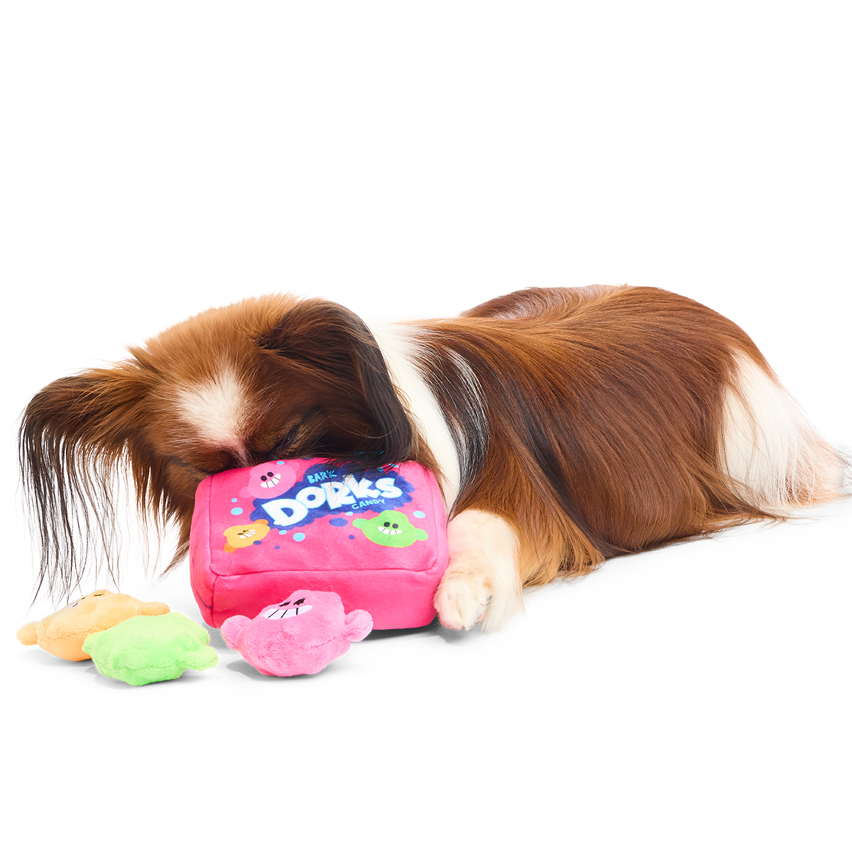 Liggende hond steekt zijn snuit in de roze pluche snoepdoos