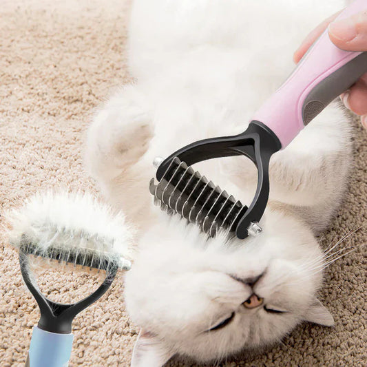 Roze ontharingsborstel met twee zijden borstelt witte kat op beige vloerkleed