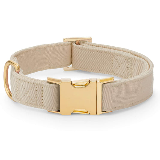 De halsband in beige met gladde goudkleurige klikgesp en D-ring