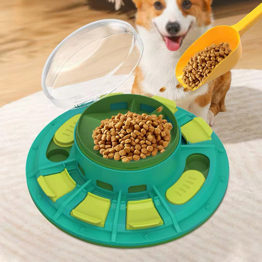 Groene snuffelpuzzel voor honden gevuld met brokjes, corgi met voerschep op de achtergrond