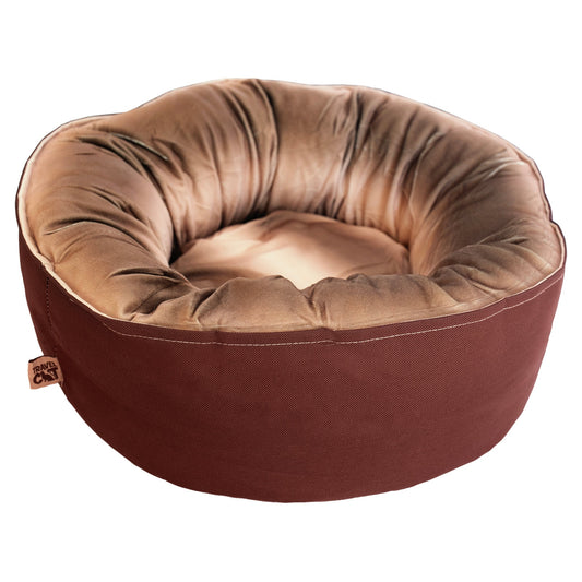 Rond kattenbed zonder kat met bordeauxbruine buitenkant en glanzend beige binnenkussen