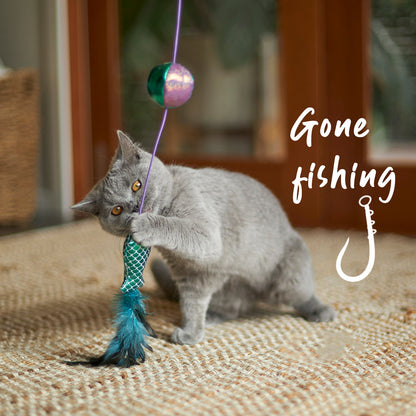 Grijze kat bijt in de vis aan het koord, tekst gone fishing